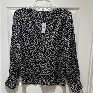 NWT Ann Taylor Black and White Floral V-Neck Blouse